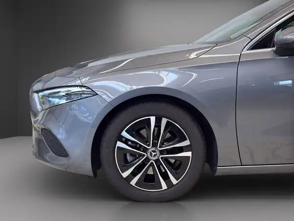 MERCEDES-BENZ A 180 (4/24)
