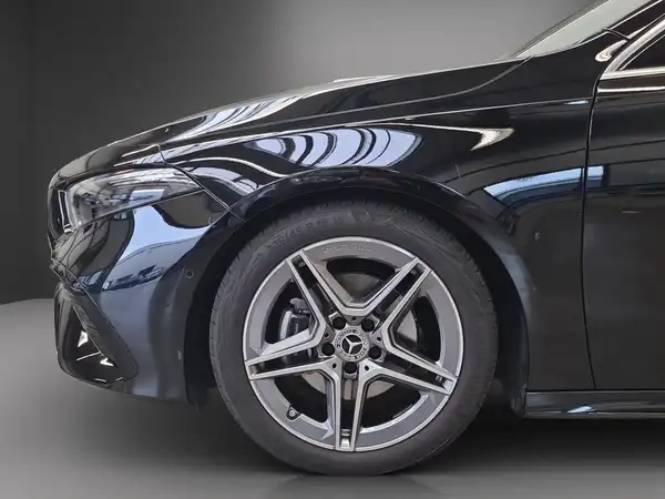 MERCEDES-BENZ A 180 (4/25)