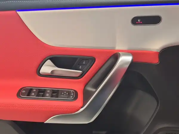 MERCEDES-BENZ A 180 (6/25)