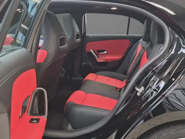 MERCEDES-BENZ A 180 (8/25)