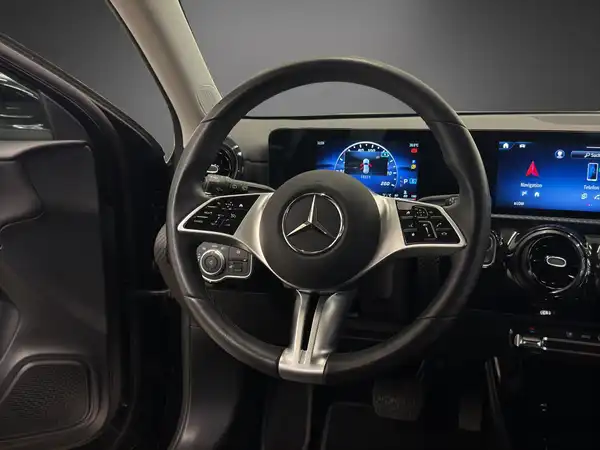 MERCEDES-BENZ A 180 (18/24)
