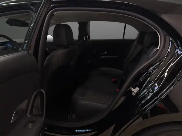 MERCEDES-BENZ A 180 (8/24)