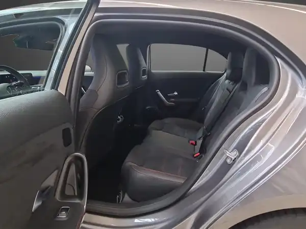 MERCEDES-BENZ A 180 (8/25)