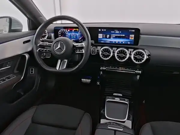MERCEDES-BENZ A 180 (7/14)