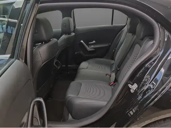 MERCEDES-BENZ A 180 (8/25)