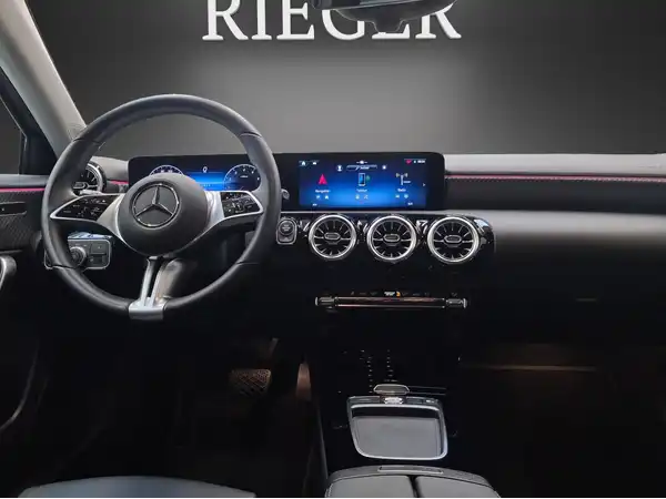 MERCEDES-BENZ A 180 (18/24)