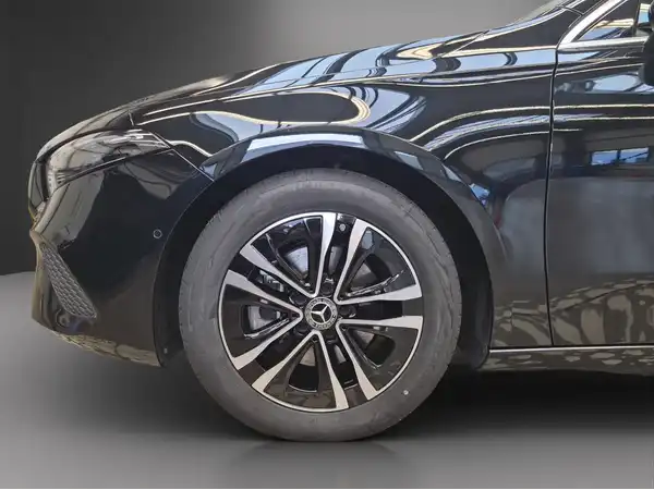 MERCEDES-BENZ A 180 (4/25)